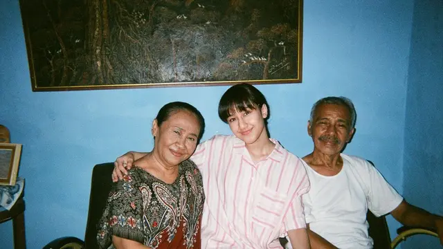 Keisya Levronka terlihat manja saat bersama ayah dan ibunya. (Foto: Instagram/@keisyalevronka)