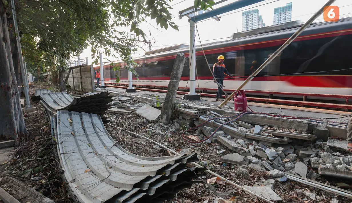 Pekerja melakukan pembangunan travelator yang akan menghubungkan Stasiun Karet dengan Stasiun BNI City, Jakarta, Kamis (3/9/2026). Pembangunan travelator ditargetkan rampung dalam 70 hari sebagai bagian dari integrasi kedua stasiun setelah Stasiun Karet berhenti beroperasi mulai 1 September 2026. Selama proses integrasi, layanan naik dan turun penumpang Commuter Line dialihkan ke Stasiun Sudirman Baru/BNI City. (KLY/Budy Santoso)