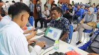 Warga Surabaya mengantre untuk aktivasi Identitas Kependudukan Digital (IKD) atau KTP digital. (Istimewa)