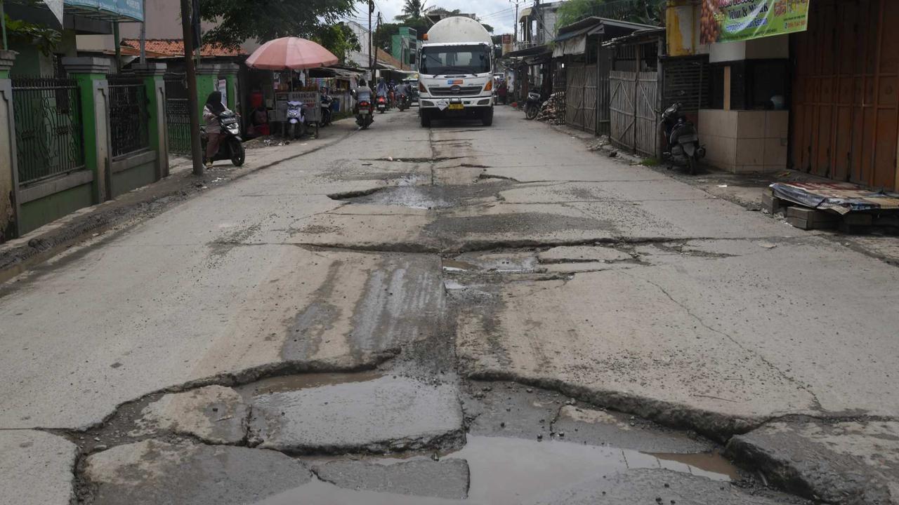 Kondisi Jalan Raya Tanjung Pasir Tangerang Rusak Parah Akibat Dilewati Truk-Truk Besar