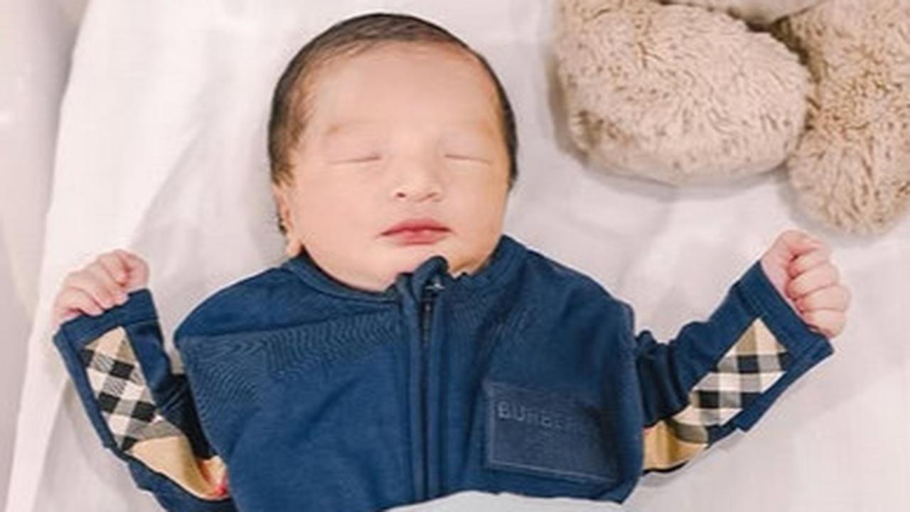 Ganteng dan Menggemaskan, Potret Baby Ahmad Cadmael Anak Pertama Chand Kelvin dan Dea Sahirah