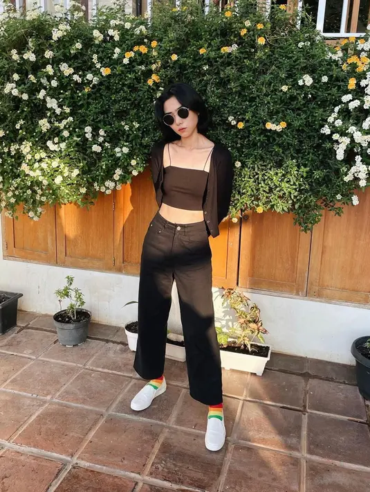 Cropped tanktop + Relaxed Jeans + Sneakers untuk tampilan akhir pekan yang stylish (Foto: Instagram @isyanasarasvati)