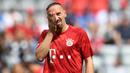 Franck Ribery gagal meraih penghargaan Ballon d'Or edisi 2013 akibat perubahan sistem voting. Awalnya, voting hanya dilakukan oleh jurnalis, sedangkan sistem terbaru ditambahkan suara dari kapten timnas dan pelatih. Jika menggunakan sistem lama, Ribery unggul daripada Ronaldo. (AFP/Christof Stache)
