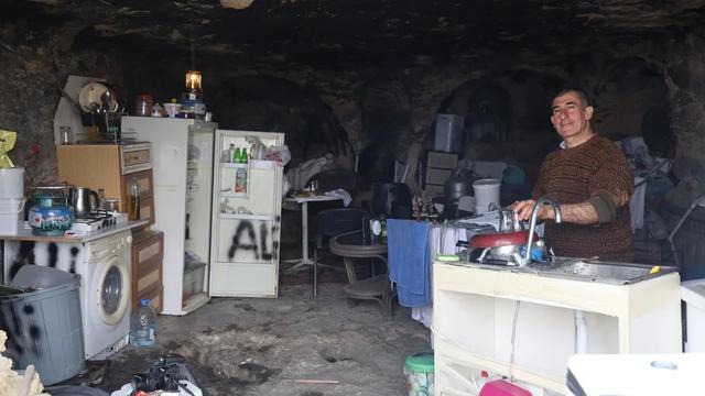 Pria Takut Gempa Tinggal di Dalam Gua