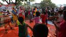 Sejumlah badut komunitas Aku Badut Indonesia menghibur anak-anak di pengungsian korban kebakaran di Jalan Kemang Utara IX, Jakarta Selatan, Rabu (18/8/2021). Trauma healing diberikan para badut sebagai bentuk kepedulian terhadap anak-anak yang menjadi korban kebakaran. (merdeka.com/Imam Buhori)