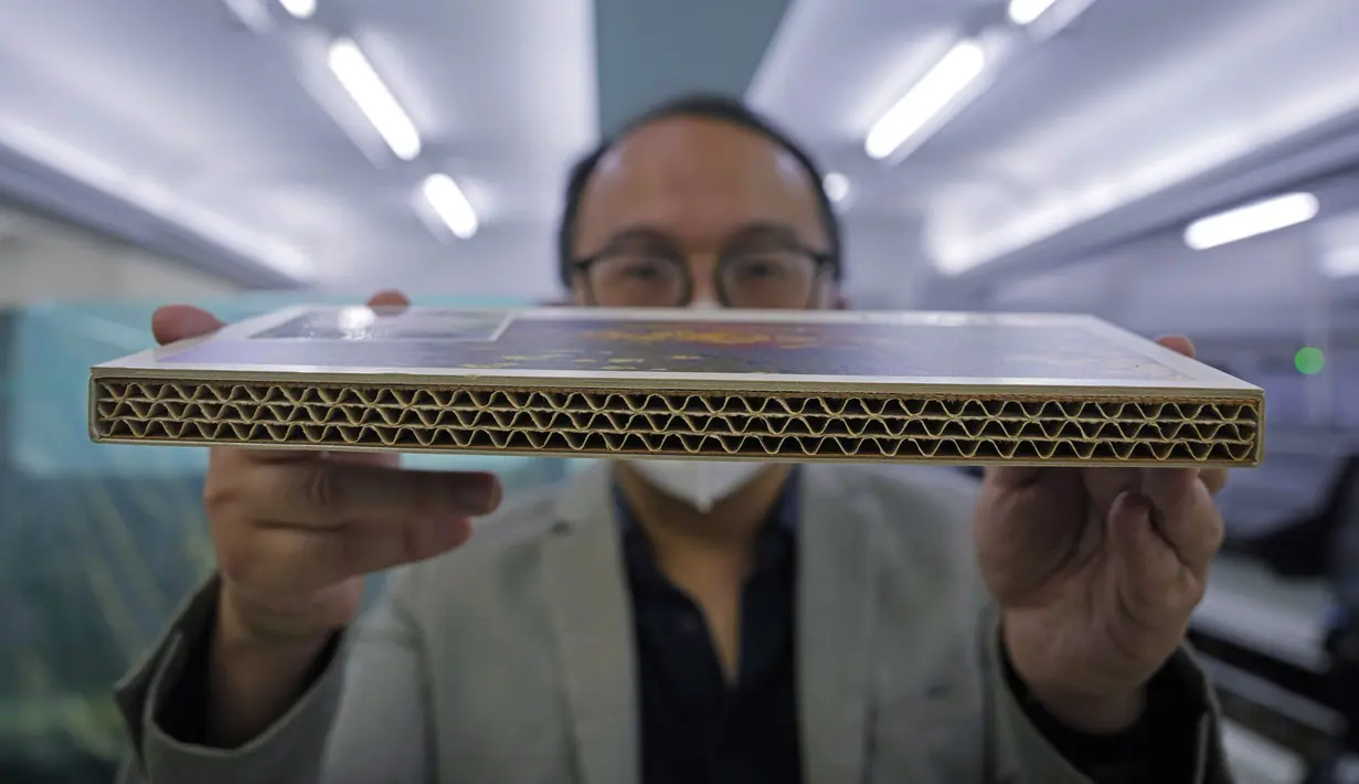 Wilson Tong, CEO LifeArt Asia, menunjukkan sampel material peti mati kardus di pabrik Tong di Hong Kong, Jumat, 18 Maret 2022. LifeArt, sebuah perusahaan di Hong Kong sedang mencoba membuat alternatif peti mati dari kardus yang diklaim ramah lingkungan. (AP Photo/Kin Cheung)