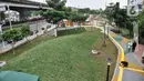 Aktivitas pekerja saat menyelesaikan pembangunan Taman Link In Park, Cempaka Putih, Jakarta Pusat, Kamis (12/1/2023). Pemerintah Provinsi DKI Jakarta melalui Dinas Pertamanan dan Hutan Kota (Distamhut) DKI Jakarta akan segera meresmikan taman baru viral Link In Park dengan inspirasi nama band rock asal Amerika Serikat dengan sejumlah fasilitas di taman tersebut antara lain, area skateboard, fitness outdoor, area bermain anak, toilet, hingga rumah hobbit yang akan diresmikan pada Februari mendatang. (merdeka.com/Iqbal S Nugroho)