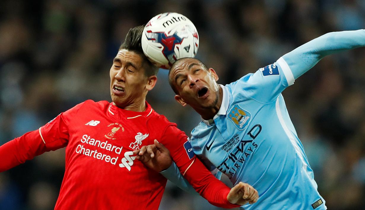 Duel antara pemain Manchester City, Fernando (kanan), dan pemain Liverpool, Roberto Firmino, di final Piala Liga Inggris di Stadion Wembley, London, Senin (29/2/2016) dini hari WIB. (Action Images via Reuters/John Sibley)