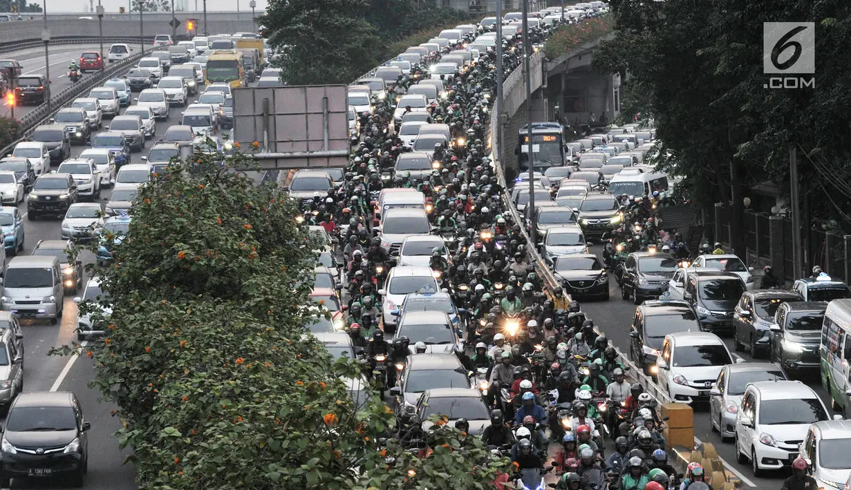 Kendaraan terjebak kemacetan di kawasan Gatot Subroto, Jakarta, Selasa (2/7/2019). Kepala Bappenas Bambang Brodjonegoro menyebut kerugian ekonomi akibat kemacetan Ibu Kota berdasarkan data tahun 2013 sebesar Rp 65 triliun per tahun dan pada 2019 mendekati Rp 100 trilliun. (merdeka.com/Iqbal Nugroho)