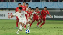Pemain Timnas Indonesia U-16, Muhamad Zahaby Gholy, melepaskan tendangan penalti ke gawang Laos dalam laga terakhir Grup A Piala AFF U-16 2024 di Stadion Manahan Solo, Kamis, (27/6/2024). Kemenangan ini memastikan Indonesia lolos ke babak semifinal Piala AFF U-16 2024. (Bola.com/Radifa Arsa)