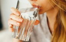 Mitos dan Fakta Seputar Minum Air Putih, Benarkah Minum Air Dingin Bikin Gemuk?