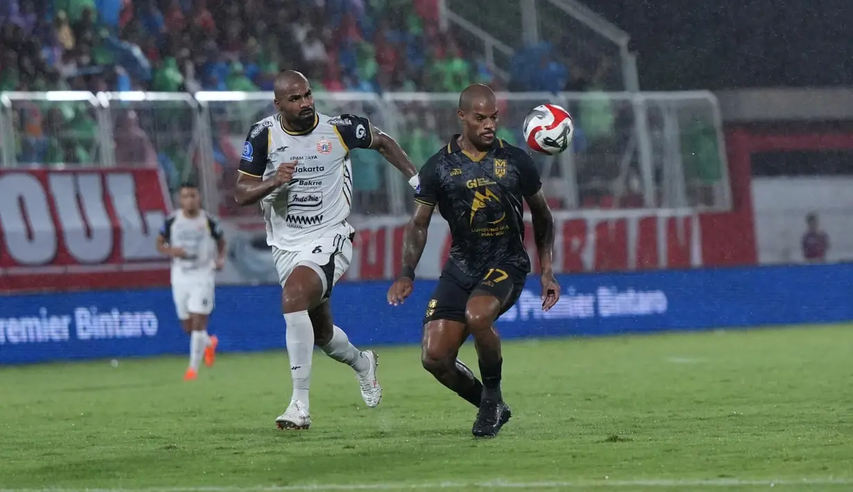 Pemain Malut United, David da Silva dijaga ketat oleh pemain Persija Jakarta, Thales Lira pada laga pekan ke-23 BRI Super League 2025/2026 yang berlangsung di Stadion Gelora Kie Raha, Ternate, pada Selasa (24/2/2026) malam. (Dok. Malut United)