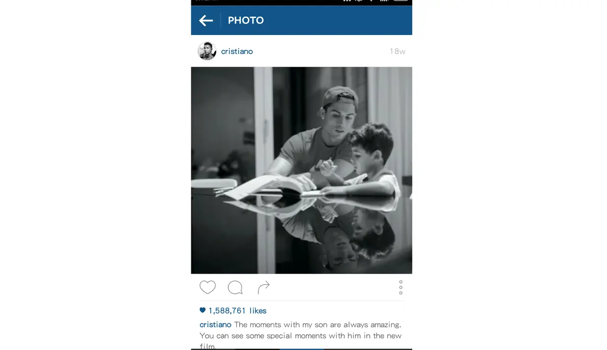 Cristiano Ronaldo saat belajar bersama anaknya. (Instagram/CristianoRonaldo)