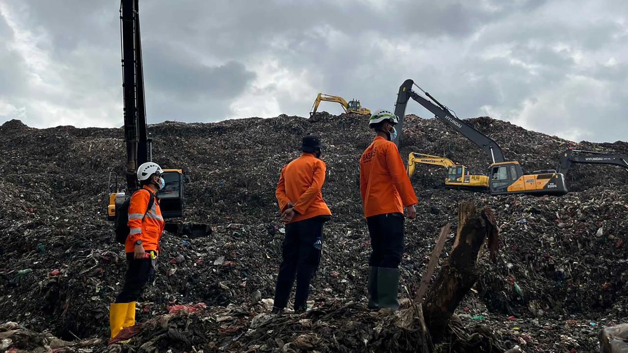 FOTO: Korban Longsor Gunungan Sampah Bantargebang Kembali  Ditemukan Siang Ini