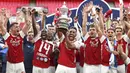 Para pemain Arsenal melakukan selebrasi usai menjuarai Piala FA di Stadion Wembley, London, Sabtu (1/8/2020). Arsenal menang 2-1 atas Chelsea. (Catherine Ivill/Pool via AP)