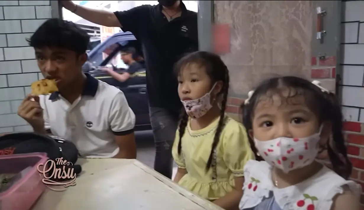 "Kebetulan banget Thalia dan Thania belum pernah ke Warkop. Baru prepare aja Thania udah super heboh dan semangat banget nih nyari-nyari Koko Betrand." tulis dalam diskripsi videonya. [Youtube/The Onsu Family]