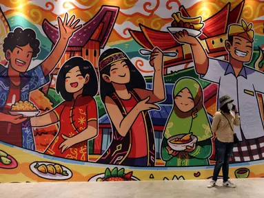 Pengunjung saat berkomunikasi pada pembukaan AEON Mall Tanjung Barat di Jakarta, Kamis (18/11/2021).  AEON MALL Co. membuka gerai mal keempat di Indonesia di atas lahan seluas 93.000 meter yang diisi dengan 180 tenant. (Liputan6.com/Fery Pradolo)