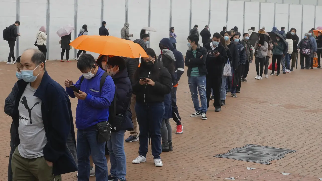 Kasus Covid-19 Melonjak, Warga Hong Kong Ramai Tes