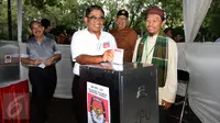 Plt Gubernur DKI Jakarta, Soni Sumarsono memasukkan surat suara dalam simulasi pemungutan dan penghitungan suara Pilkada DKI Jakarta di Taman Menteng, Sabtu (28/1). Simulasi ini dilaksanakan oleh KPUD Jakarta Pusat. (Liputan6.com/Helmi Fithriansyah)
