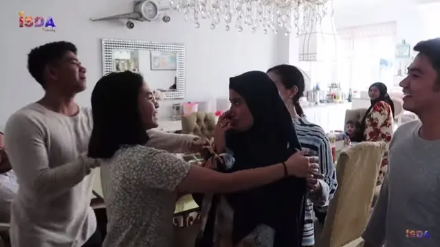 7 Potret Rizki D'Academy dan Istri Main ke Rumah Iis Dahlia, Disambut Bahagia