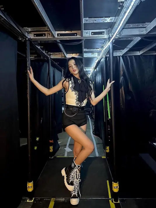 Combat boots membuat gayanya semakin tak biasa dan kian fashionable. [Foto: @sooyaaa__]