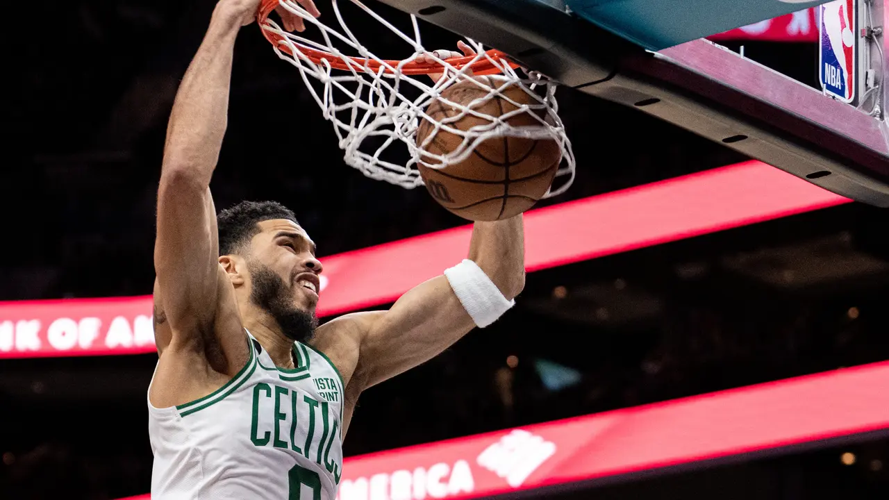 Pemain Celtics Jayson Tatum melakukan dunk di lanjutan NBA