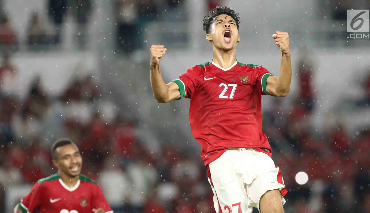 Pesepak bola Timnas Indonesia U-19 merayakan selebrasi usai membobol gawang Jepang U-19 pada laga uji coba babak kedua di Stadion Utama GBK, Jakarta, Minggu (25/3). Timnas Indonesia menelan kekalahan 1-4 dari Jepang U-19. (Liputan6.com/Angga Yuniar)