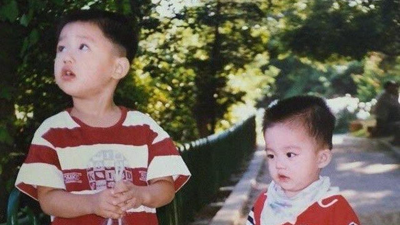 S.Coups, yang dulunya dikenal sebagai anak bungsu yang gemas dan manis, kini menjadi salah satu leader SEVENTEEN yang terkenal dengan aura alpha-male-nya.