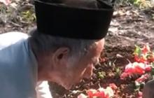 73 Tahun Bersama, Momen Seorang Kakek Selalu Menangis saat Berkunjung ke Makam Istri Ini Bikin Haru