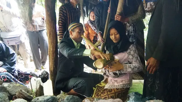 Ritual pengambilan air di mata air atau Tuk Sikopyah, Desa Serang, Kecamatan Karangreja, Purbalingga, dalam Festival Gunung Slamet. (Foto: Liputan6.com/Pemkab PBG/Muhamad Ridlo)