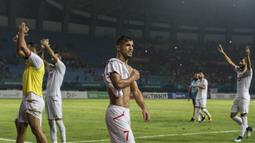 Pemain Palestina melakukan selebrasi usai mengalahkan Indonesia pada laga Asian Games di Stadion Patriot, Jawa Barat, Rabu (15/8/2018). Indonesia takluk 1-2 dari Palestina. (Bola.com/Vitalis Yogi Trisna)