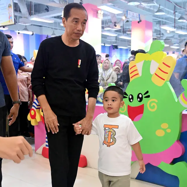 Presiden Joko Widodo (Jokowi) mengajak para cucunya untuk bermain sekaligus bersilaturahmi dengan warga Medan di Mal Centre Point, Medan, Provinsi Sumatra Utara, pada Kamis, 11 April 2024.