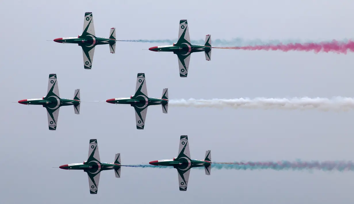 Jet Angkatan Udara Pakistan menunjukkan atraksi aerobatik dalam sesi latihan jelang parade militer menyambut Hari Republik Pakistan di Islamabad, Rabu (21/3). Pakistan akan merayakan Hari Republiknya pada 23 Maret 2018. (AP Photo/B.K. Bnagash)