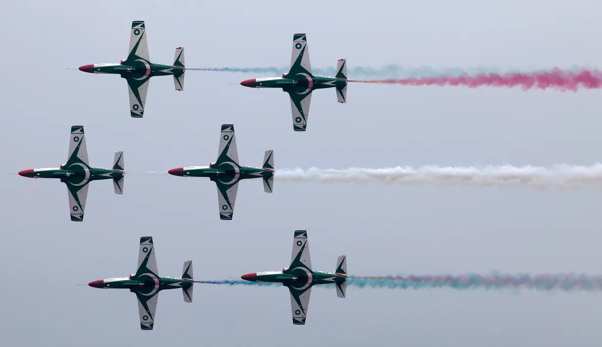 Jet Angkatan Udara Pakistan menunjukkan atraksi aerobatik dalam sesi latihan jelang parade militer menyambut Hari Republik Pakistan di Islamabad, Rabu (21/3). Pakistan akan merayakan Hari Republiknya pada 23 Maret 2018. (AP Photo/B.K. Bnagash)