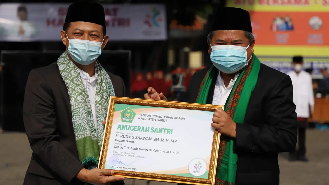 Mengusung tema ‘Santri Siaga Jiwa Raga’, Kementerian Agama Garut mewakili Kementerian Agama RI, menobatkan Rudy Gunawan dan Helmi Budiman sebagai orang tua asuh santri di Garut.