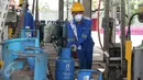 Petugas merapikan tabung gas di Terminal pengisian Gas Pertamina, Jakarta, Selasa (5/1/2016). PT Pertamina (Persero) menurunkan harga elpiji 12 kilogram (kg) dari Rp 134.600 menjadi Rp 129.000 per tabung. (Liputan6.com/Angga Yuniar)