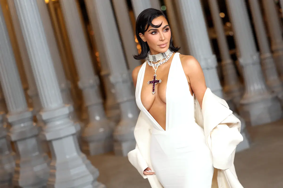 Kim Kardashian Padukan Liontin Salib Putri Diana dengan Gaun Berbelahan Dada Rendah, Dihujat Murahan