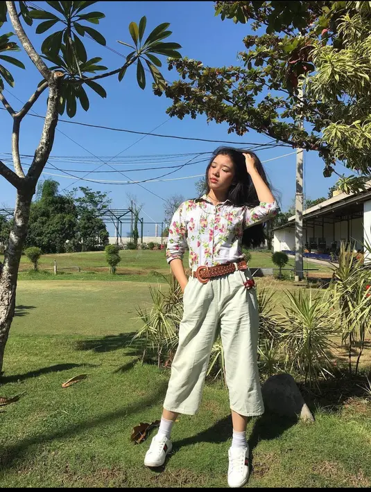 Cullote pants adalah basic wear yang sangat nyaman untuk kamu pakai kemana saja, lho. Selain itu pilihan warna dan modelnya tidak terbatas sehingga dapat menyesuaikan kebutuhanmu. (instagram/tiaraandini)
