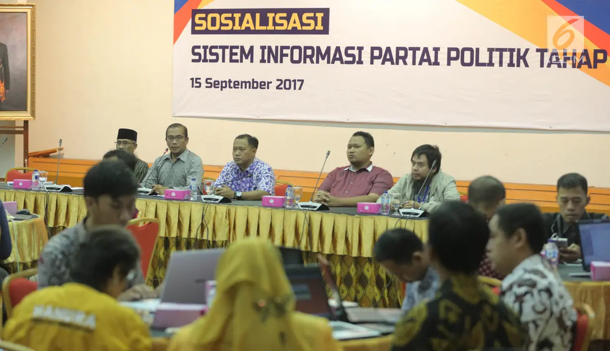 Suasana sosialisasi sistem informasi partai politik tahap III di Gedung KPU, Jakarta, Jumat (15/9). Sosialisasi digelar untuk mempertajam pemahaman partai akan penggunaan sipol tersebut. (Liputan6.com/Faizal Fanani)