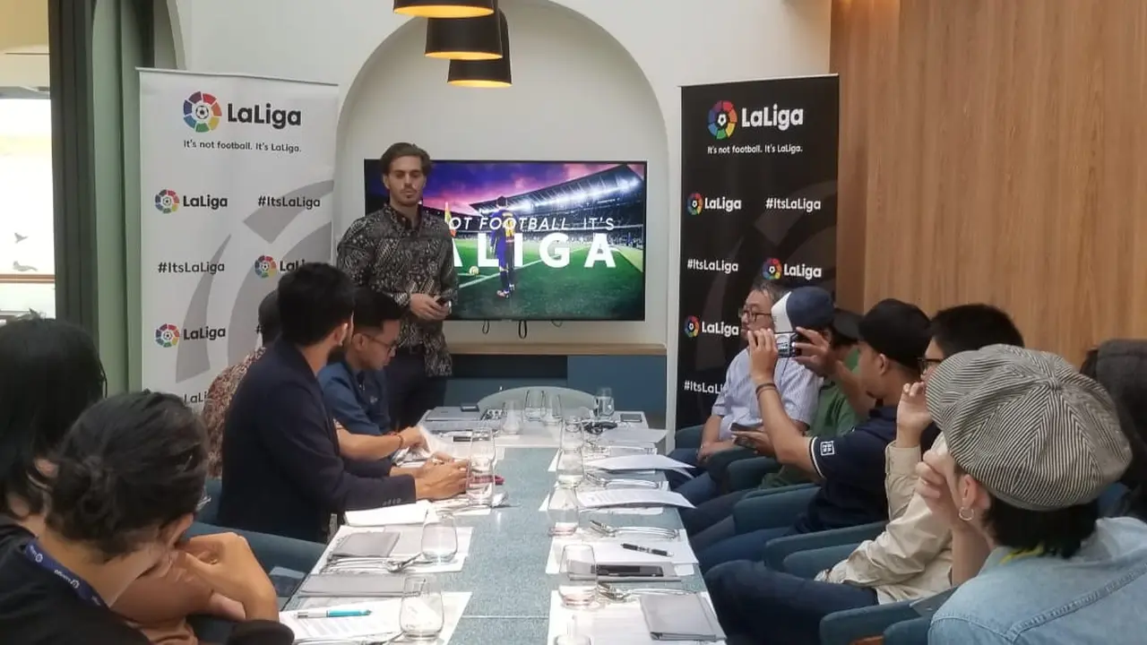 Perwakilan La Liga untuk Indonesia, Rodrigo Gallego (berdiri), mengupas statistik mereka untuk wartawan Indonesia.