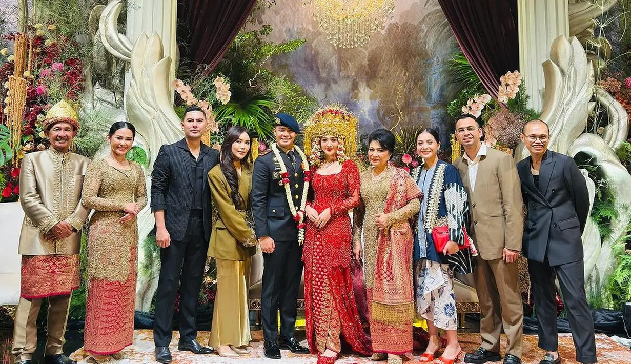 Nagita Slavina juga terlihat hadir mengenakan outer wastra berwarna biru navy yang dipadukan dengan rok batik berwarna putih. [@raffinagita1717].