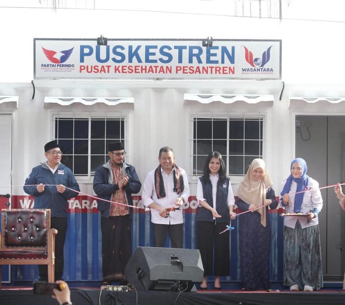 Istri calon presiden nomor urut 3 Ganjar Pranowo, Siti Atikoh Suprianti menghadiri acara peresmian Pusat Kesehatan Pesantren (Puskestren), pada Selasa (30/1/2024). Acara ini juga dihadiri&nbsp;Ketum DPP Perindo Hary Tanoesoedibjo dan Ketum Kartini Perindo