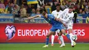 Pemain depan timnas Ukraina Andriy Yarmolenko (kiri) berebut bola dengan gelandang timnas Prancis Adrien Rabiot (kanan) dalam laga Kualifikasi Piala Dunia 2022 zona Eropa di NSK Olimpiyskiy, Minggu (5/9/2021) dinihari WIB. Prancis bermain imbang 1-1 dengan tuan rumah, Ukraina. (Genya SAVILOV / AFP)