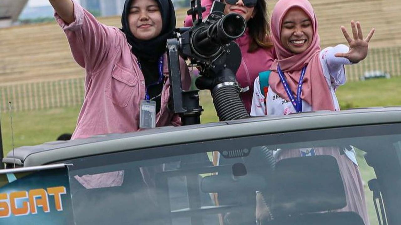 Warga juga diperbolehkan melihat hingga berpose naik ke atas kendaraan militer tersebut untuk berfoto.