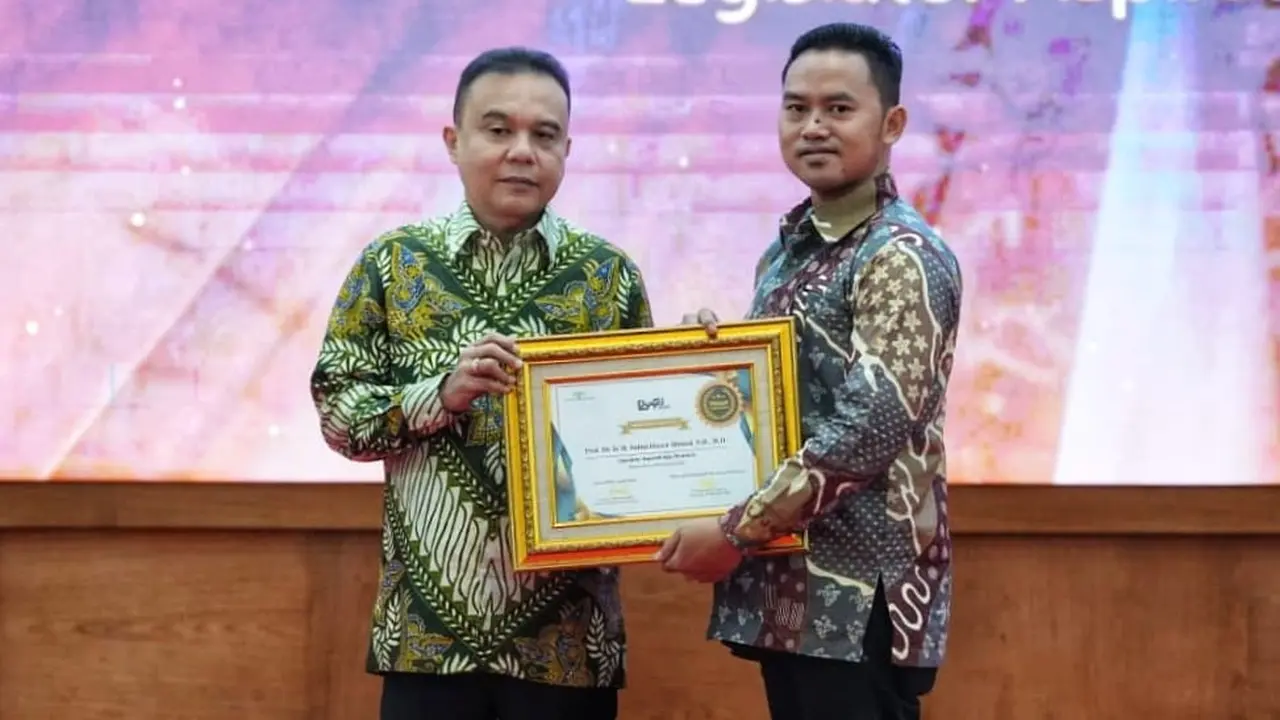 Koordinatoriat Wartawan Parlemen (KWP) menggelar ajang award atau penghargaan tahunan bergengsi. Pada tahun ini, diketahui Wakil Ketua DPR RI Sufmi Dasco Ahmad dinobatkan sebagai 'Legislator Aspiratif dan Humanis' (Istimewa)