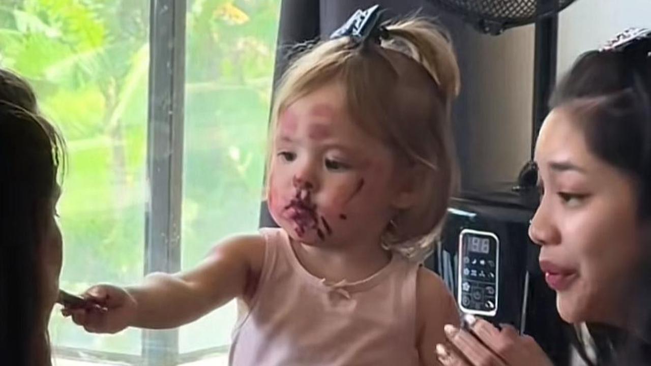 Kamari bereksperimen dengan lipstik Jennifer Coppen. (credit:tiktok.com/@jennifer.coppen)