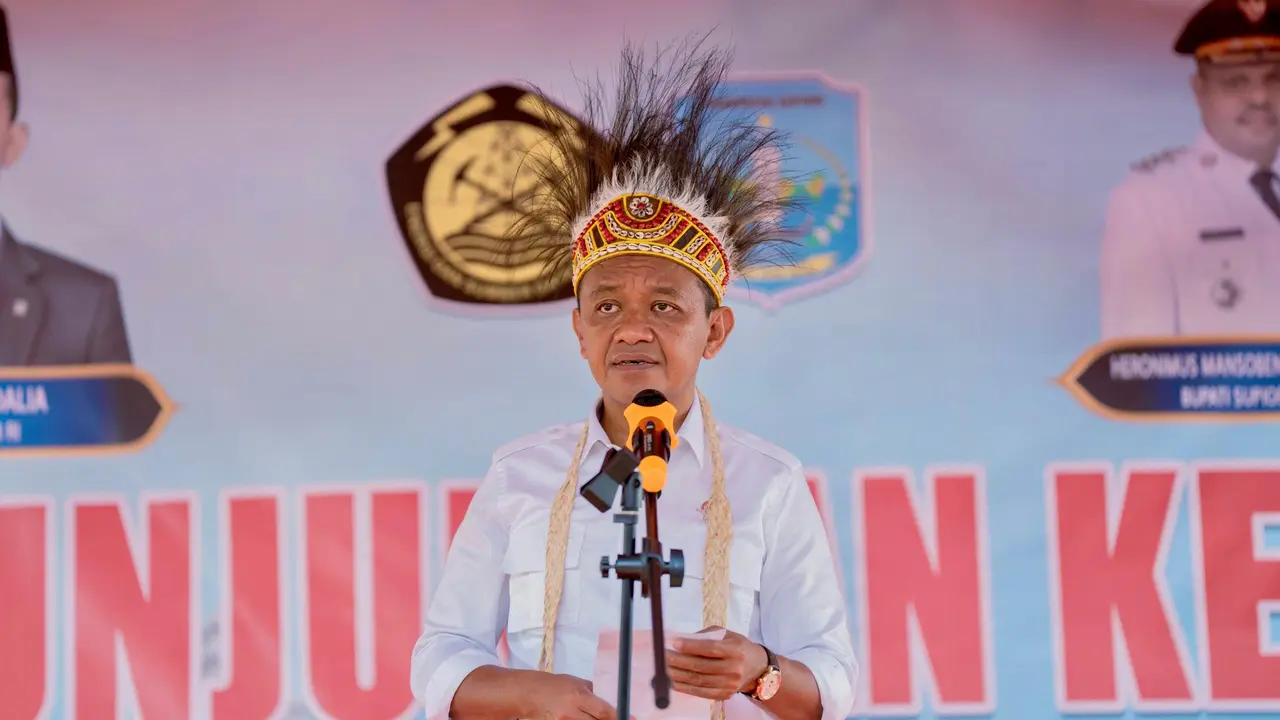 Menteri Energi dan Sumber Daya Mineral (ESDM), Bahlil Lahadalia, meninjau langsung lokasi pembangunan PLTM Wabudori. (Dok PLN)