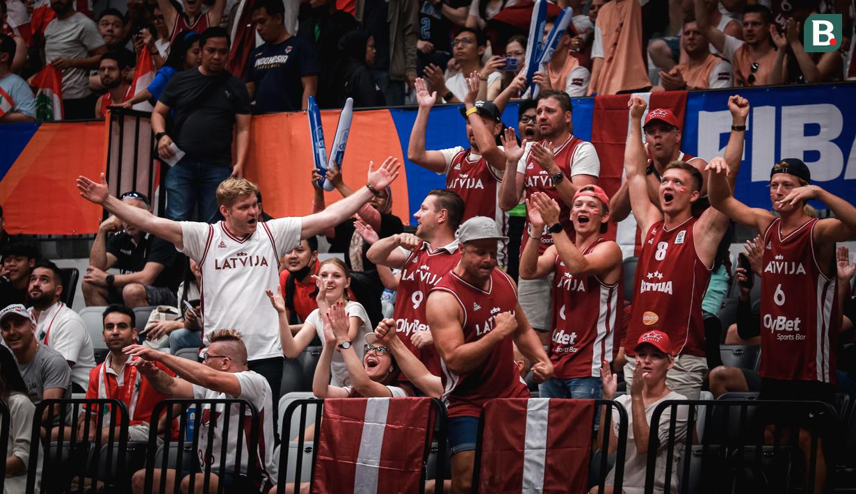 Pendukung Latvia melakukan selebrasi setelah timnya mencetak poin saat menonton laga perdana Grup H Piala Dunia FIBA 2023 antara Timnas Basket Latvia melawan Timnas Basket Lebanon di Indonesia Arena, Senayan, Jakarta, Jumat (25/08/2023). Lebanon menang dengan skor 109-70. (Bola.com/Bagaskara Lazuardi)