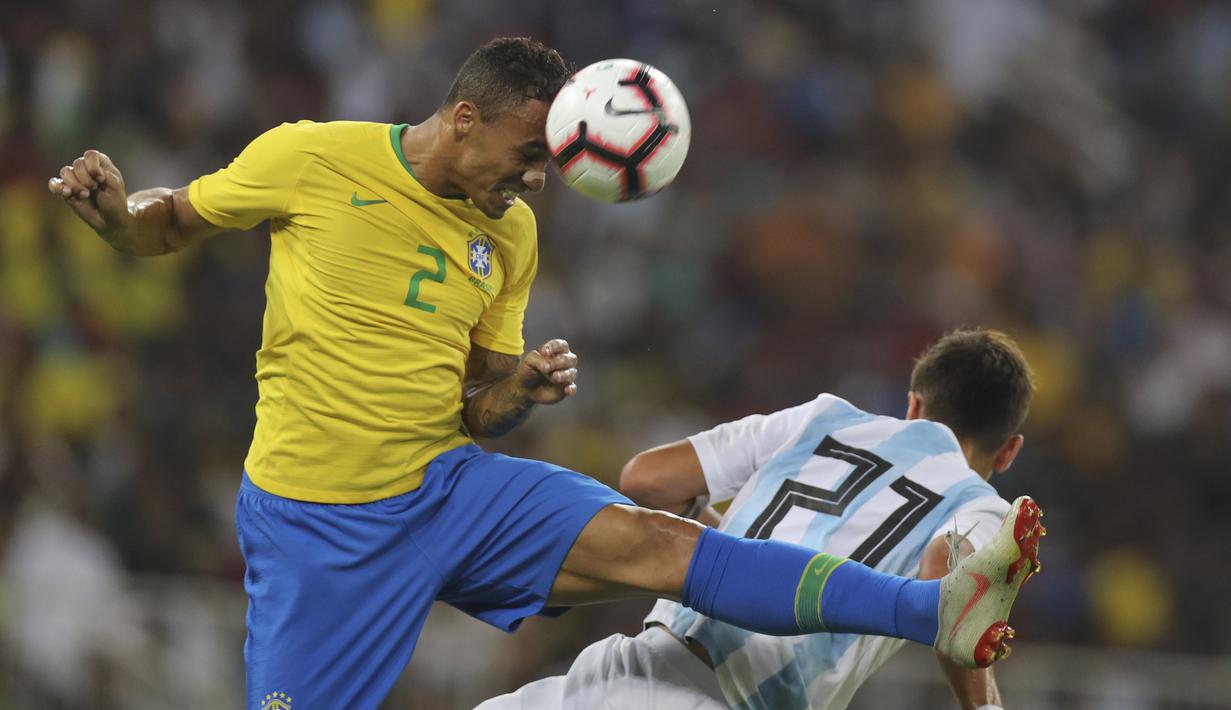 Bek Brasil, Danilo, duel udara dengan penyerang Argentina, Paulo Dybala, pada laga persahabatan di Stadion King Abdullah, Jeddah, Selasa (16/10/2018). Brasil menang 1-0 atas Argentina. (AP/STR)