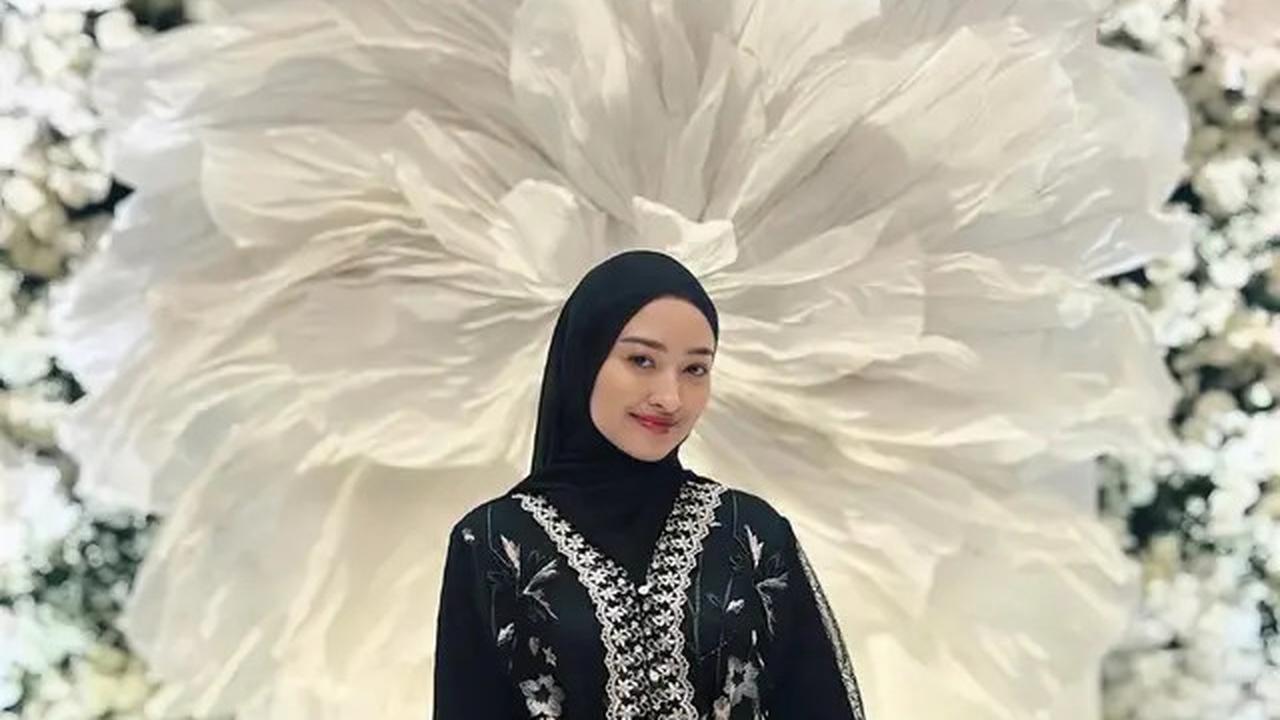 6 Potret Terbaru Puteri Modiyanti Putuskan Berhijab, Mantapkan Hati Sepulang Umroh